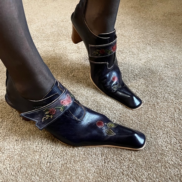Beautiful, unusual shoes. EUC. Leather. - Picture 1 of 16